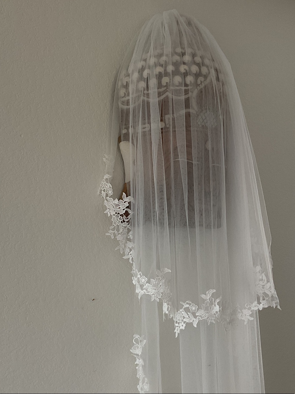 Stunning 2-Tier Lace-Trim Chapel / Cathedral Bridal Veil with Floral Appliqué - Picture 10 of 11